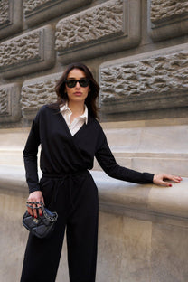 Tuta in maglia nera con elastico in vita