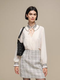 Blusa donna color perla con collo arricciato e fiocco