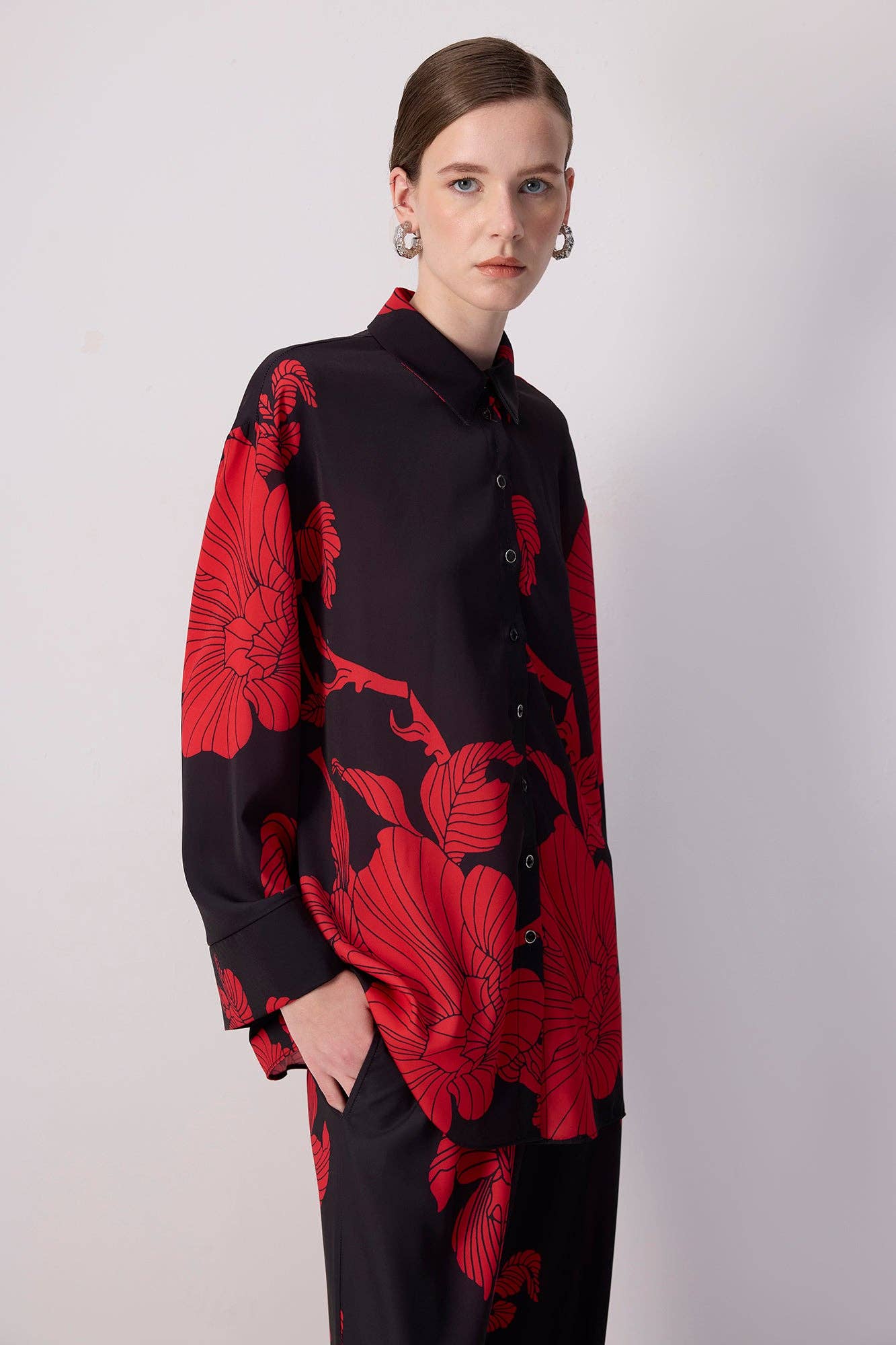 Set camicia e pantaloni palazzo a fiori rossi