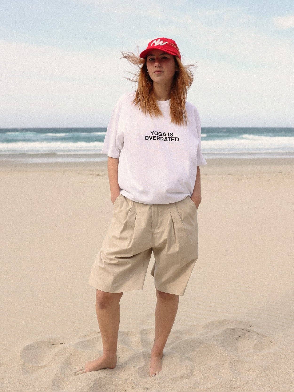 T-shirt oversize “Yoga is Overrated” in cotone biologico