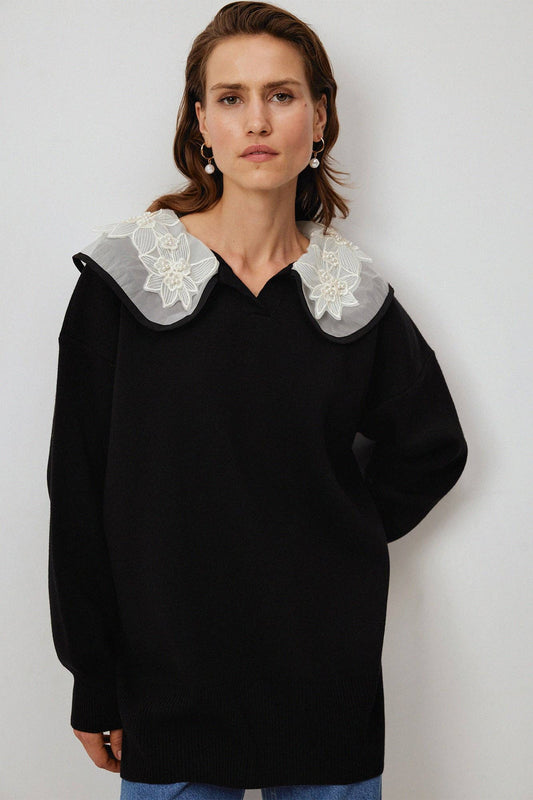 Maglione nero in maglia con colletto ricamato