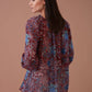 Blusa stampata con rouches e scollo con laccetto