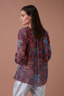 Blusa stampata con rouches e scollo con laccetto