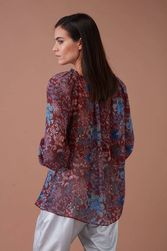 Blusa stampata con rouches e scollo con laccetto
