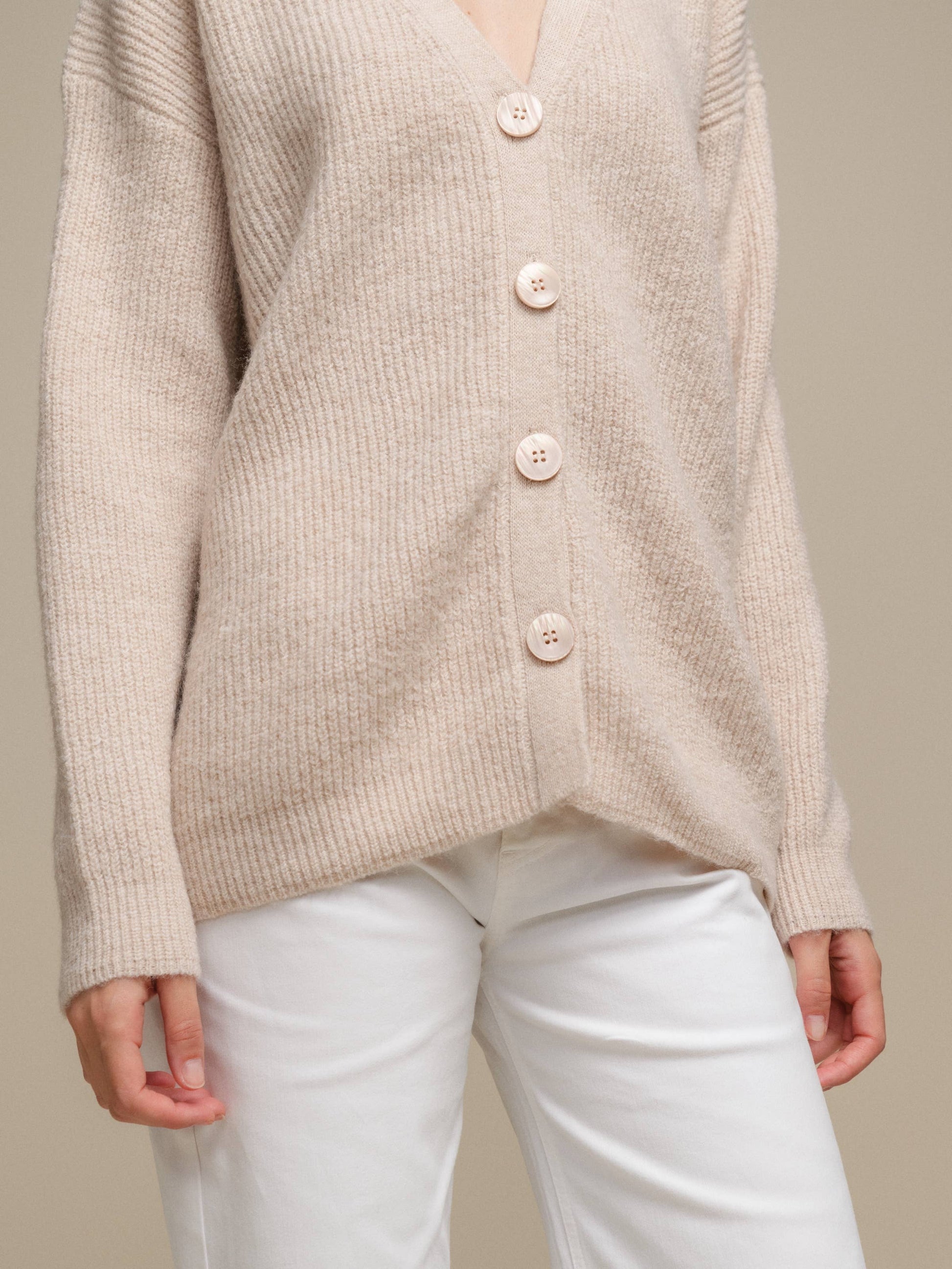 Cardigan in maglia con scollo a V e bottoni