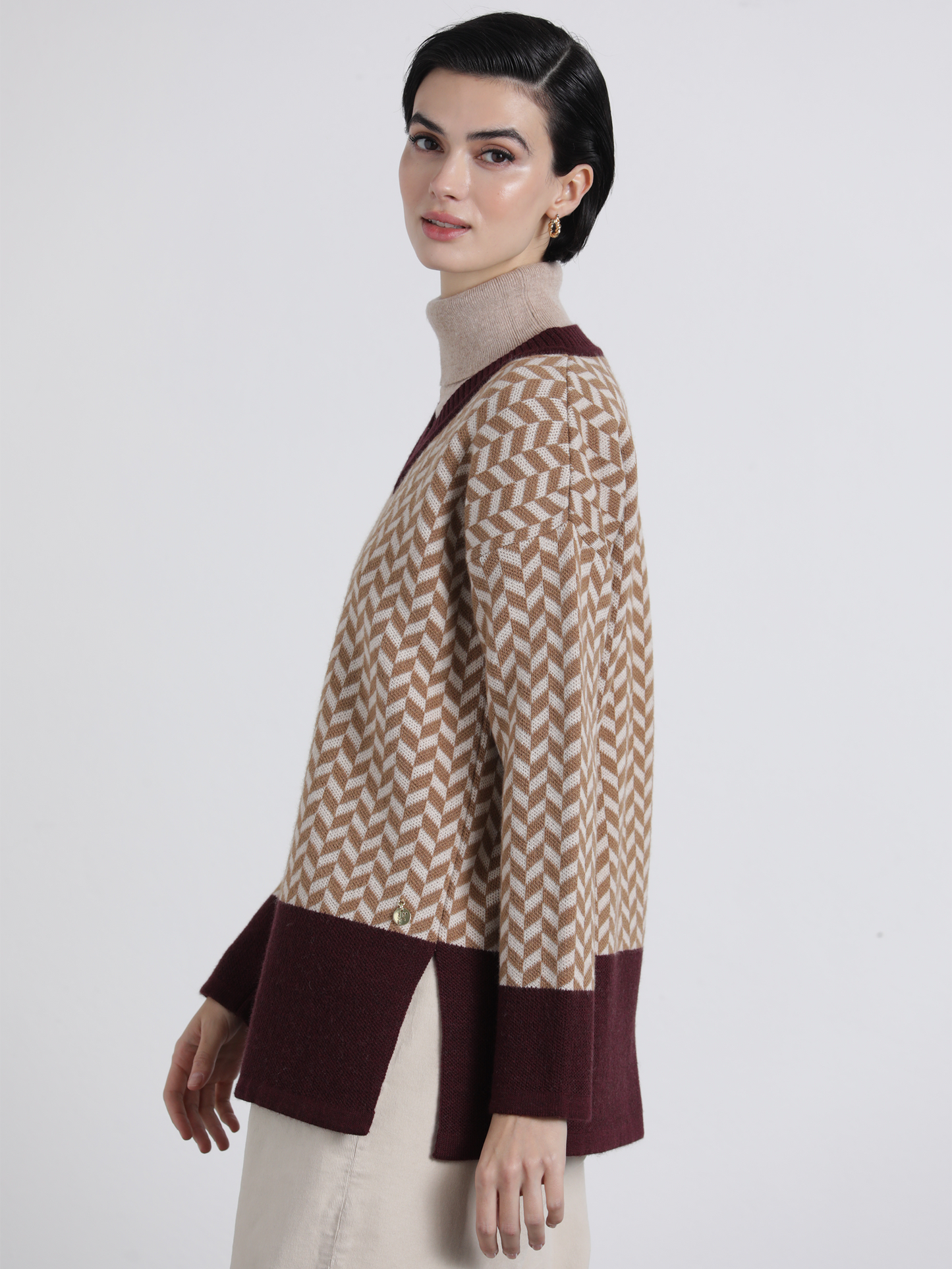Maglia jacquard con scollo a V bicolore