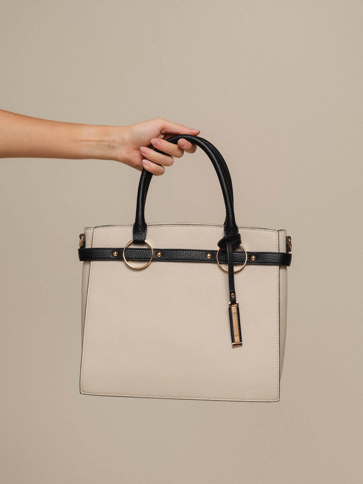 Borsa a mano in ecopelle con dettagli metallici