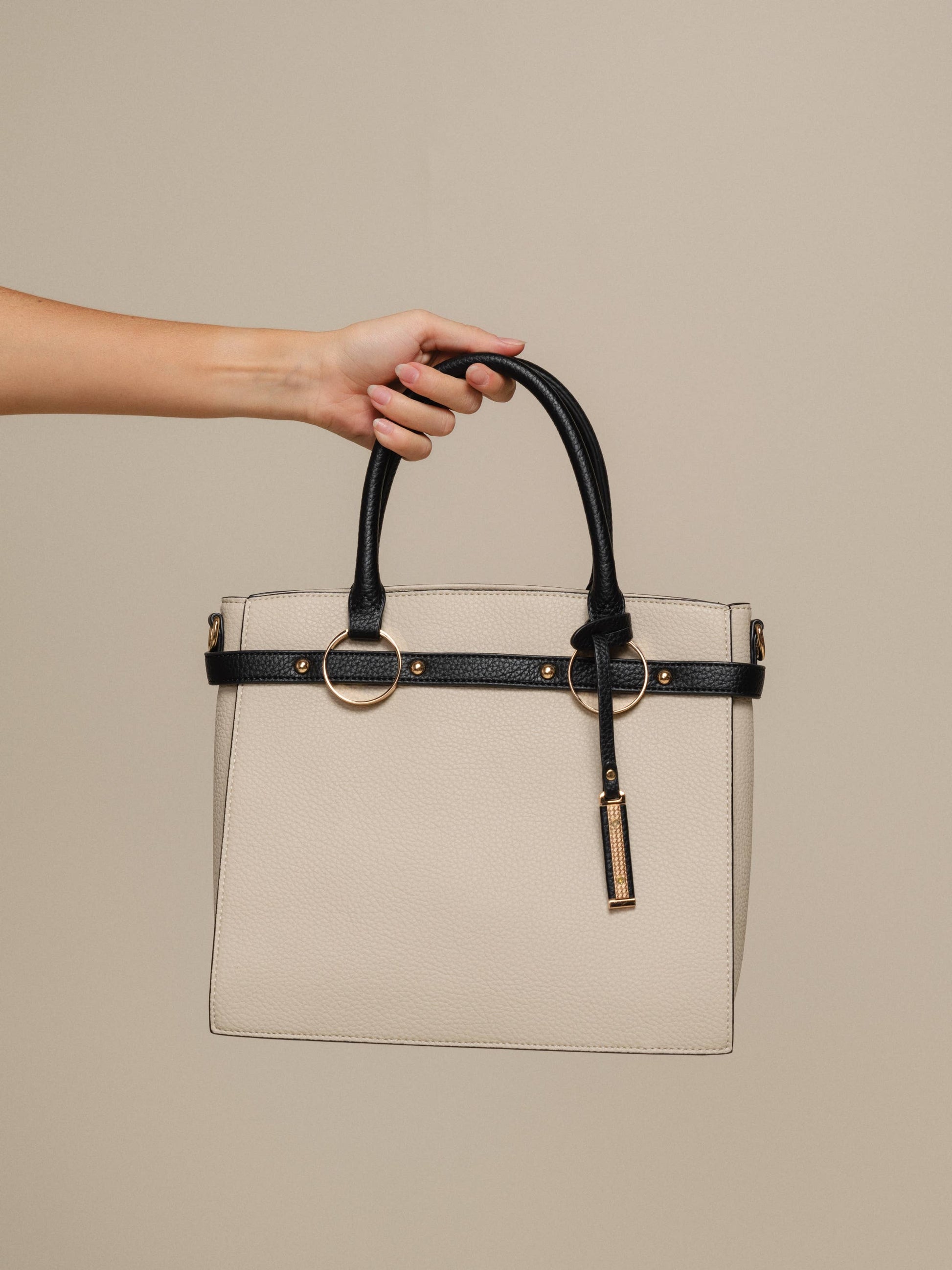 Borsa a mano in ecopelle con dettagli metallici