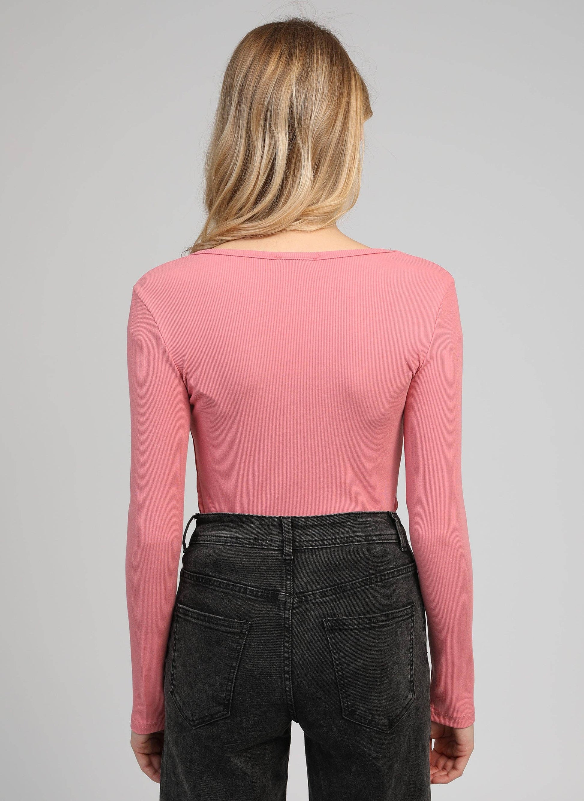 Top a maniche lunghe rosa con scollo quadrato