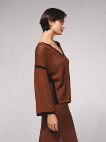 Maglione in maglia traforata con dettagli a contrasto e scollo a V