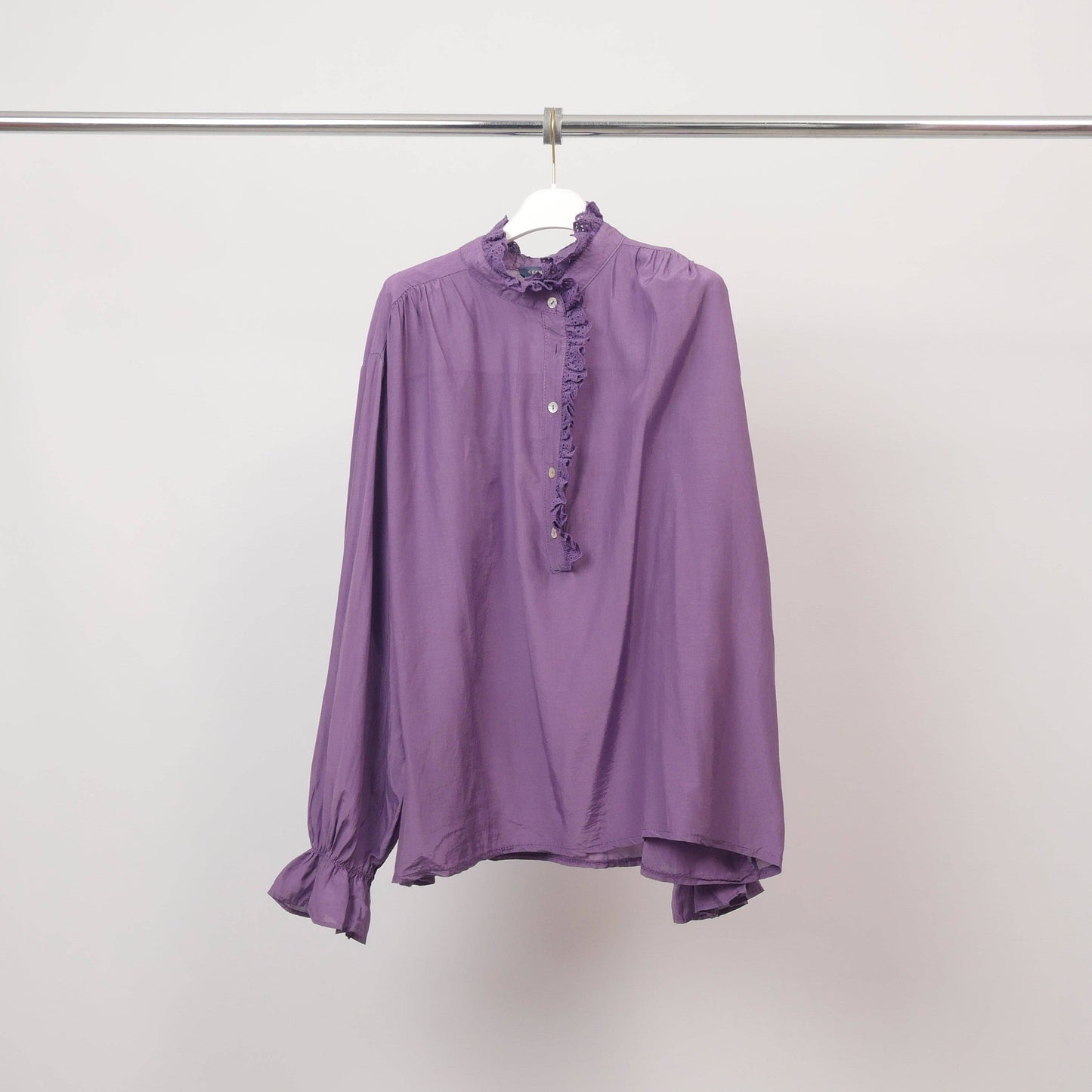 Camicia romantica con collo alto in pizzo