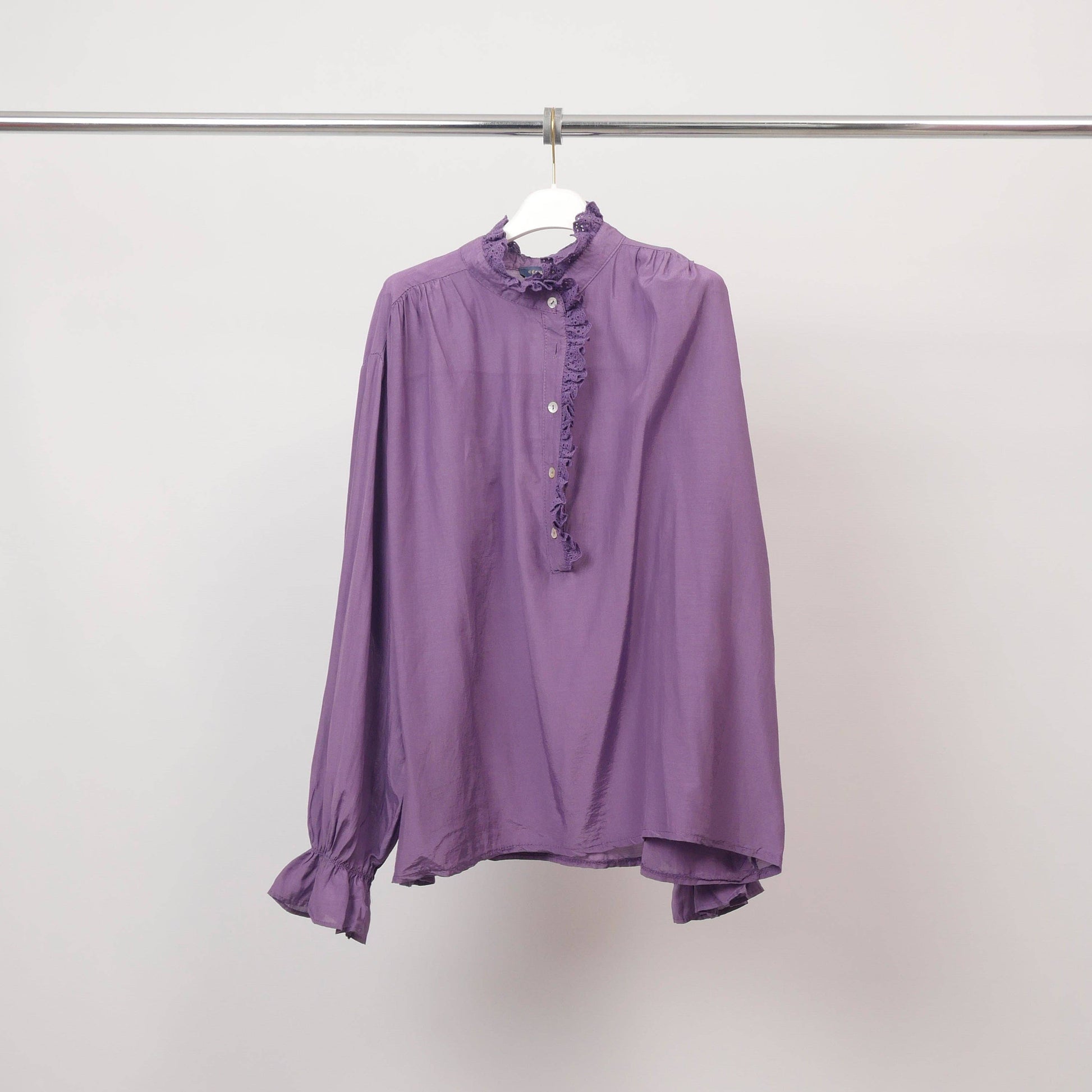 Camicia romantica con collo alto in pizzo