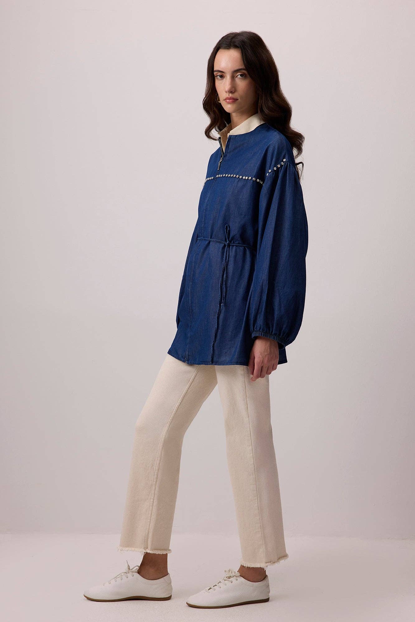 Giacca oversize effetto denim con dettagli gioiello
