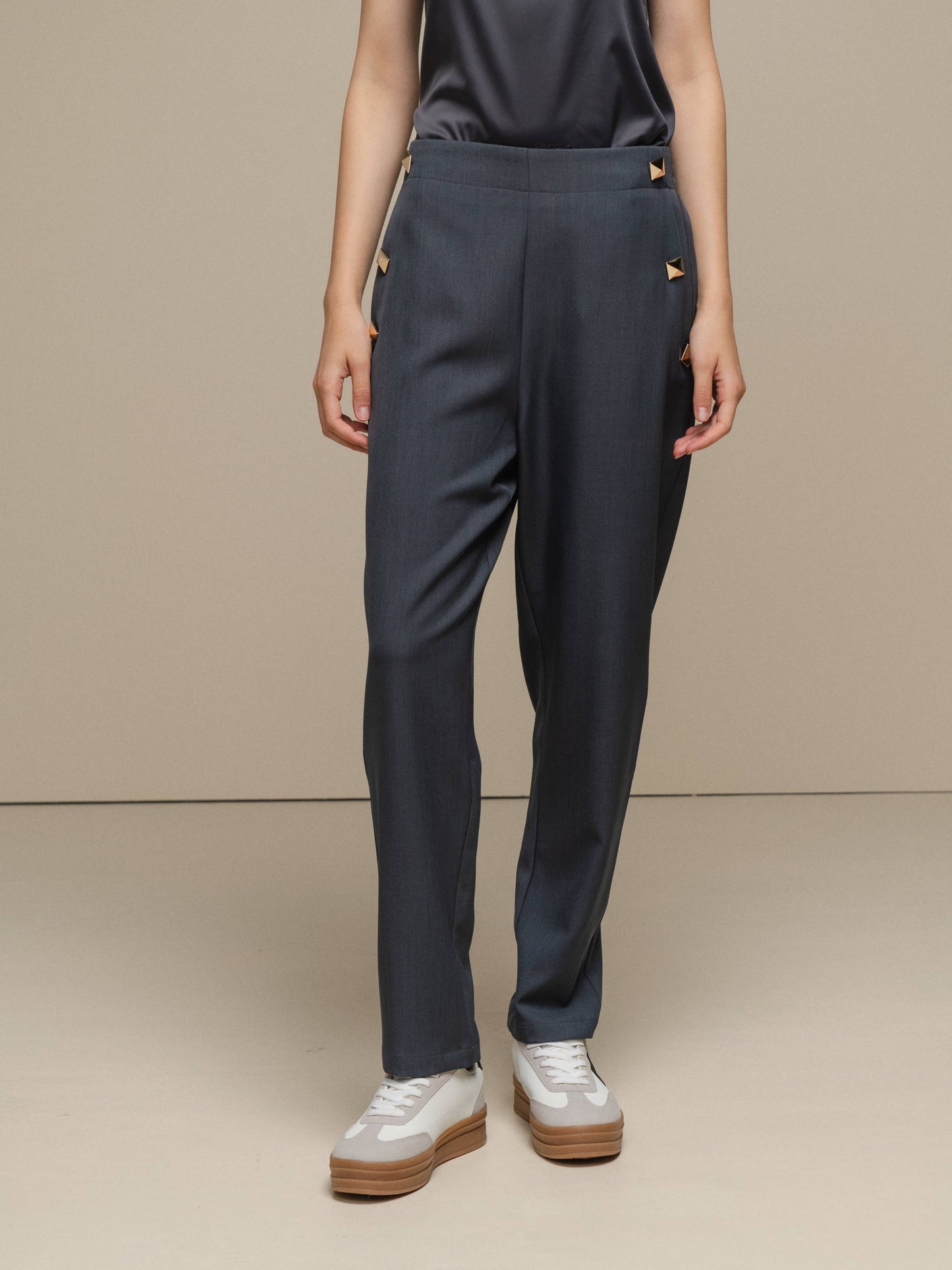 Pantaloni da donna eleganti con borchie