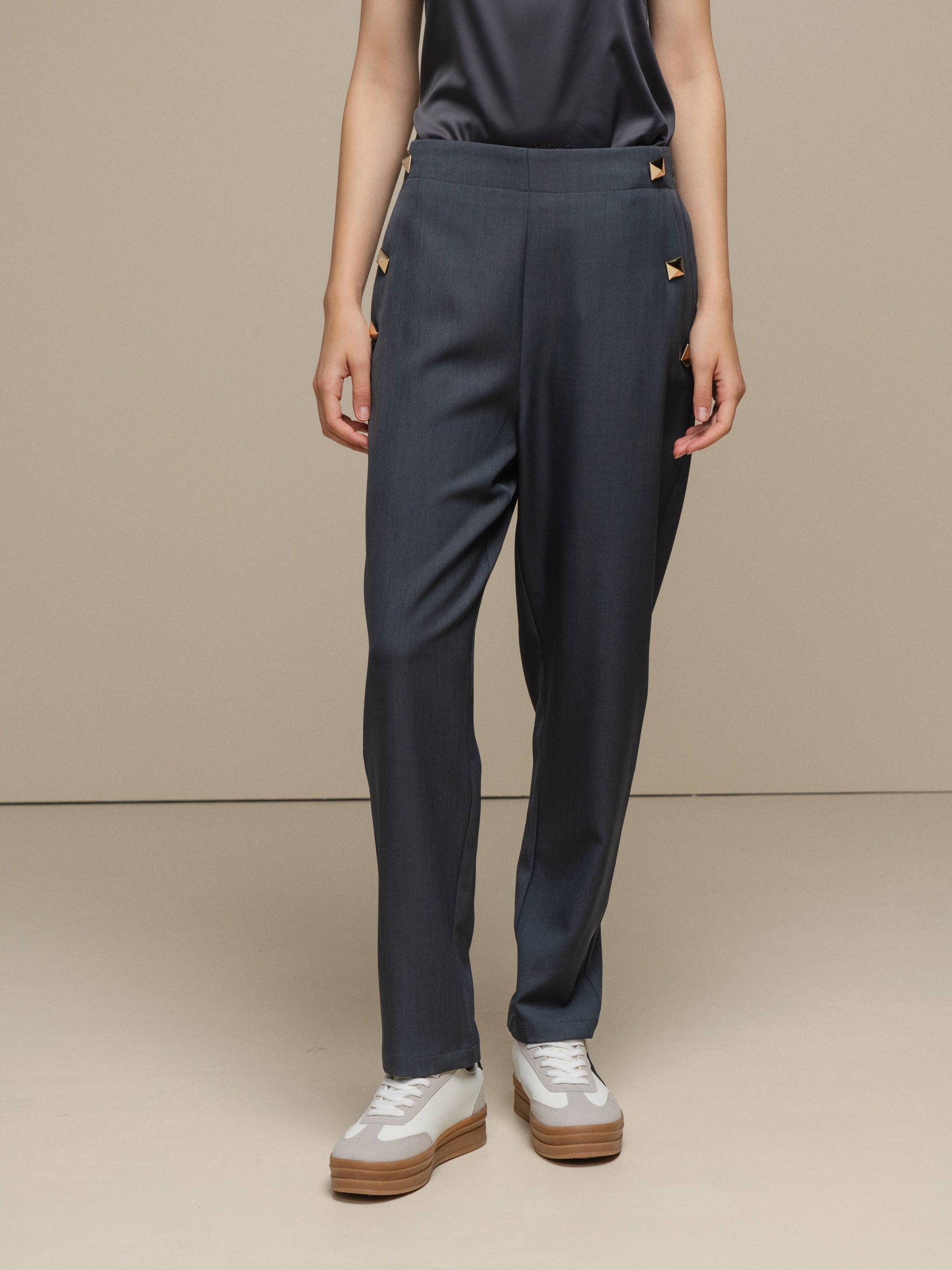 Pantaloni da donna eleganti con borchie