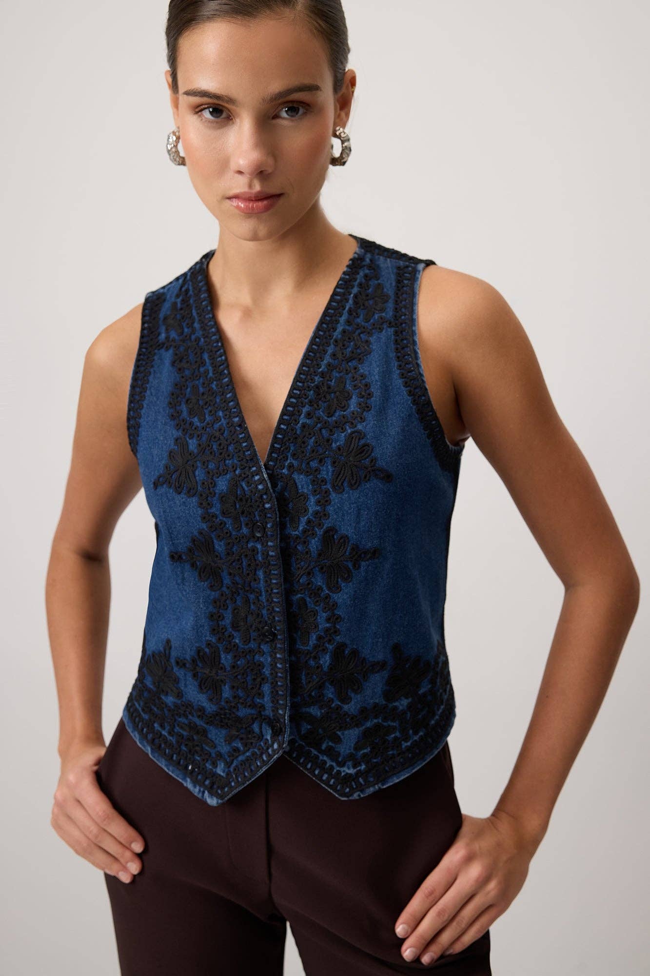 Gilet in denim ricamato