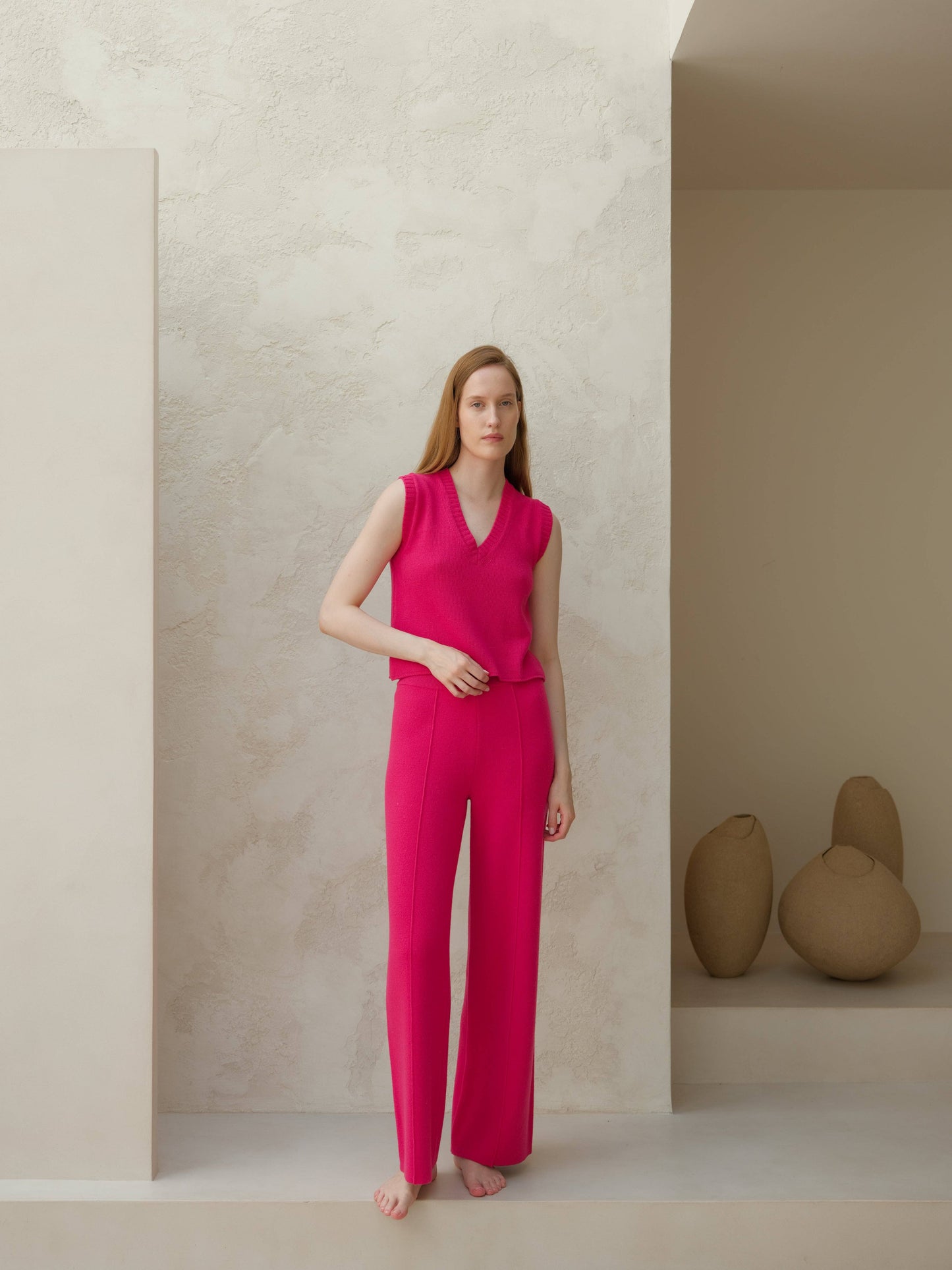 Top smanicato in misto cashmere con scollo a V
