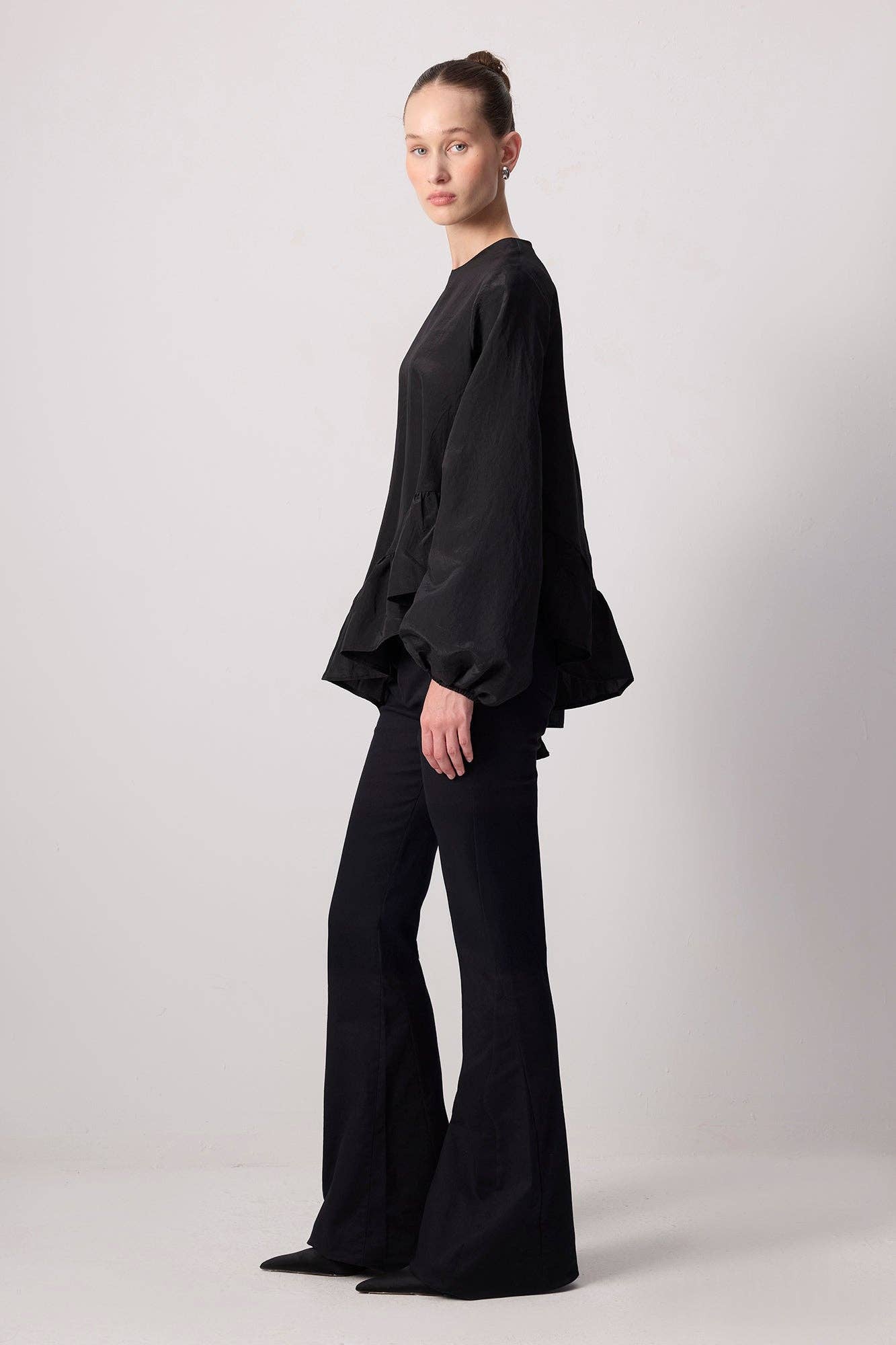 Blusa nera con balza asimmetrica