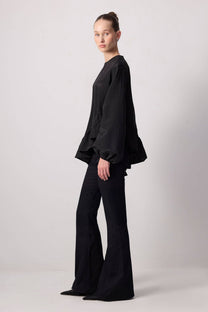 Blusa nera con balza asimmetrica