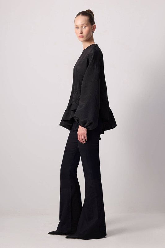 Blusa nera con balza asimmetrica