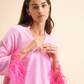 Maglia rosa con polsini in piume
