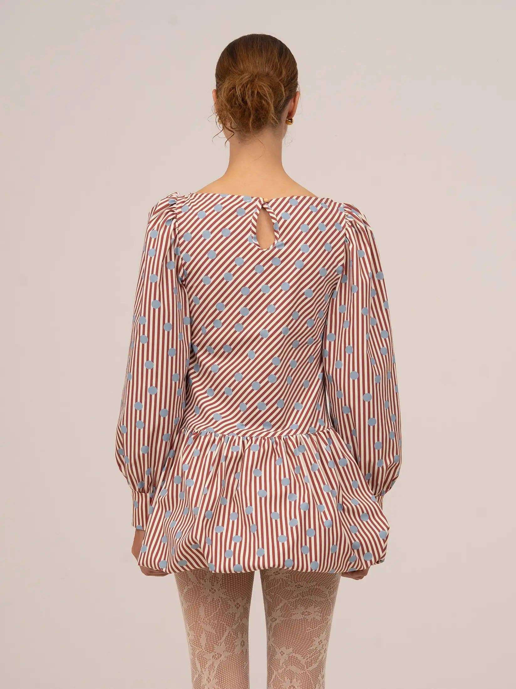 Abito mini a righe rosse con pois blu