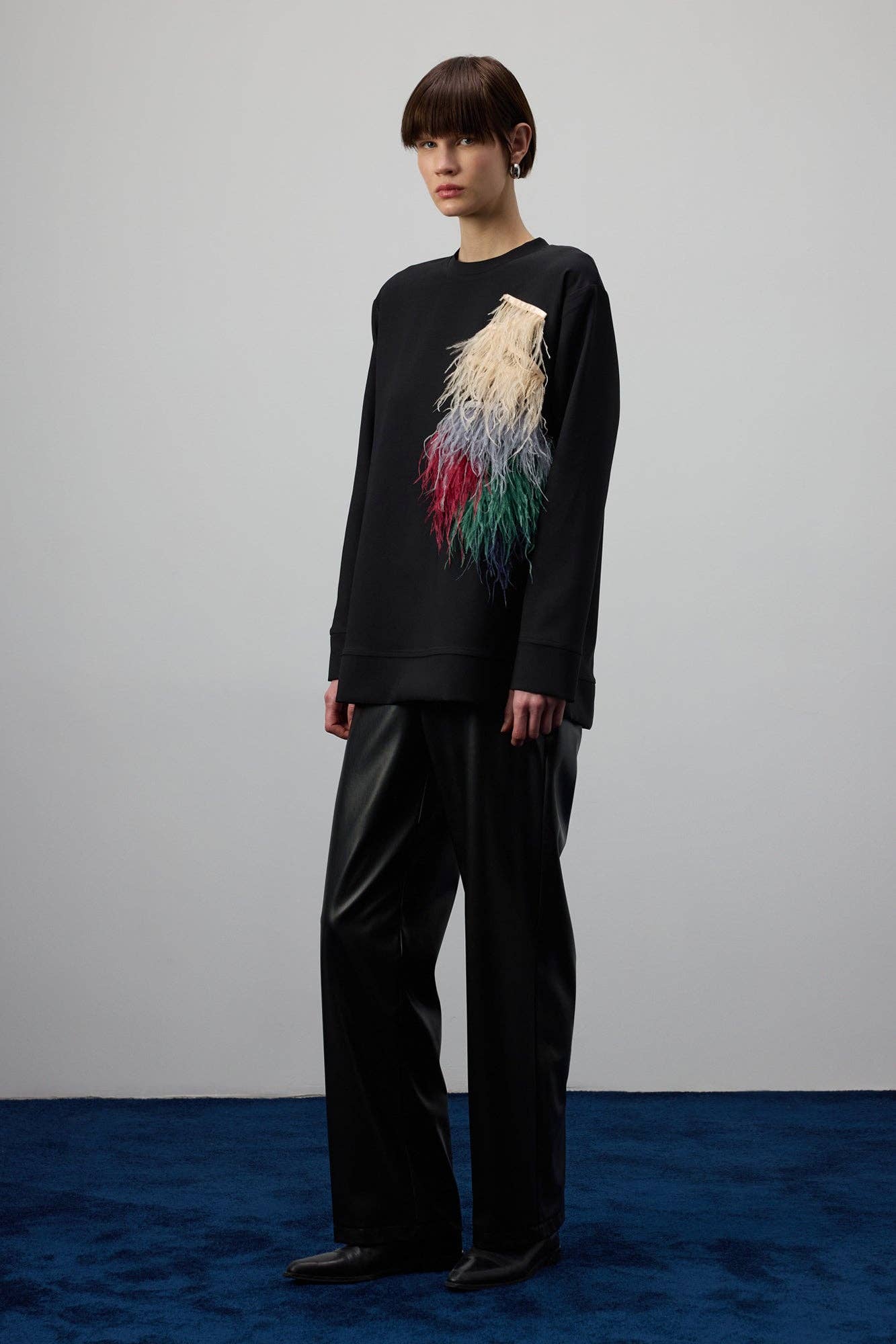 Tunica oversize nera con applicazione piumata multicolor