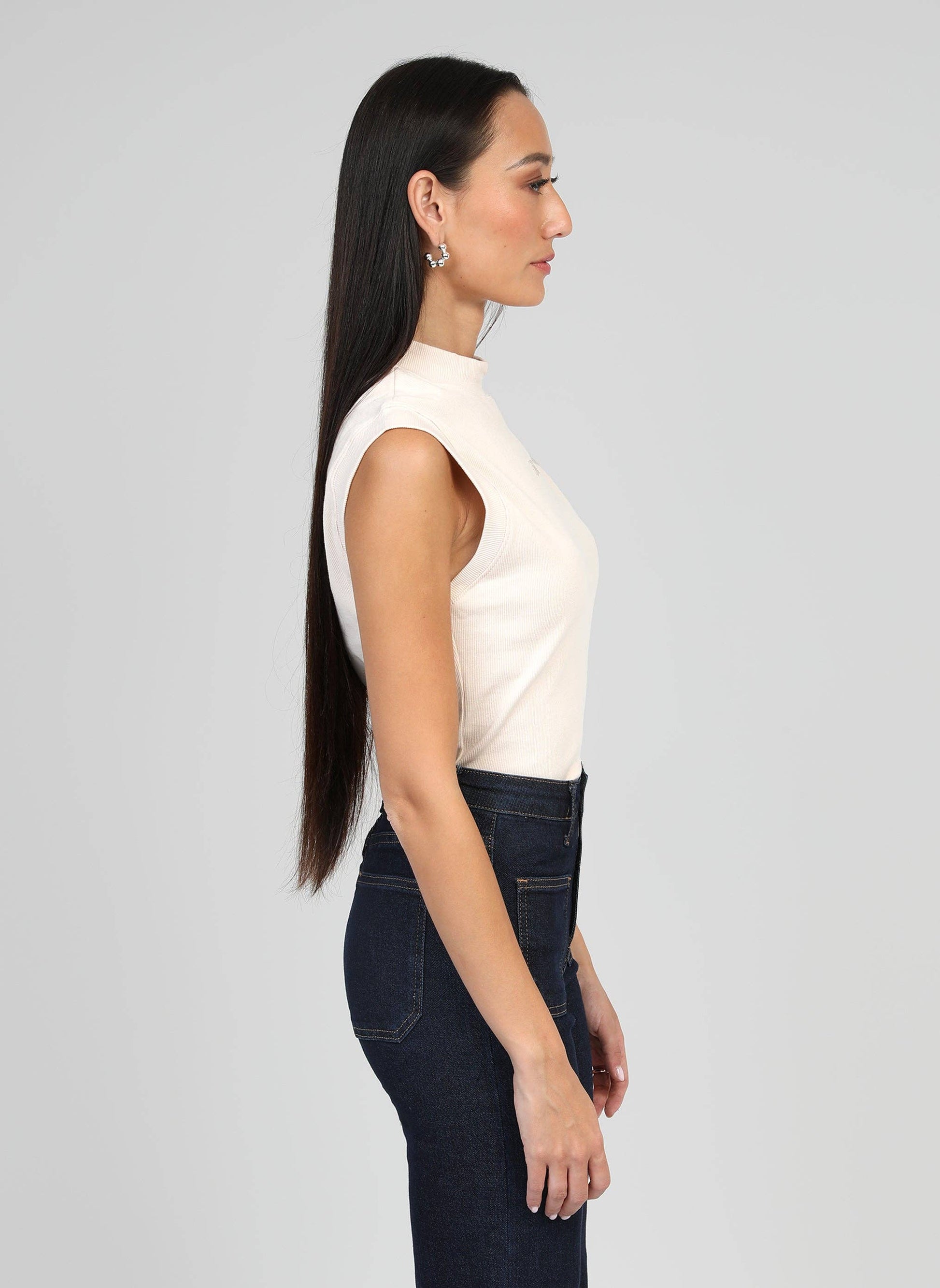 Canotta a coste con collo alto color vaniglia