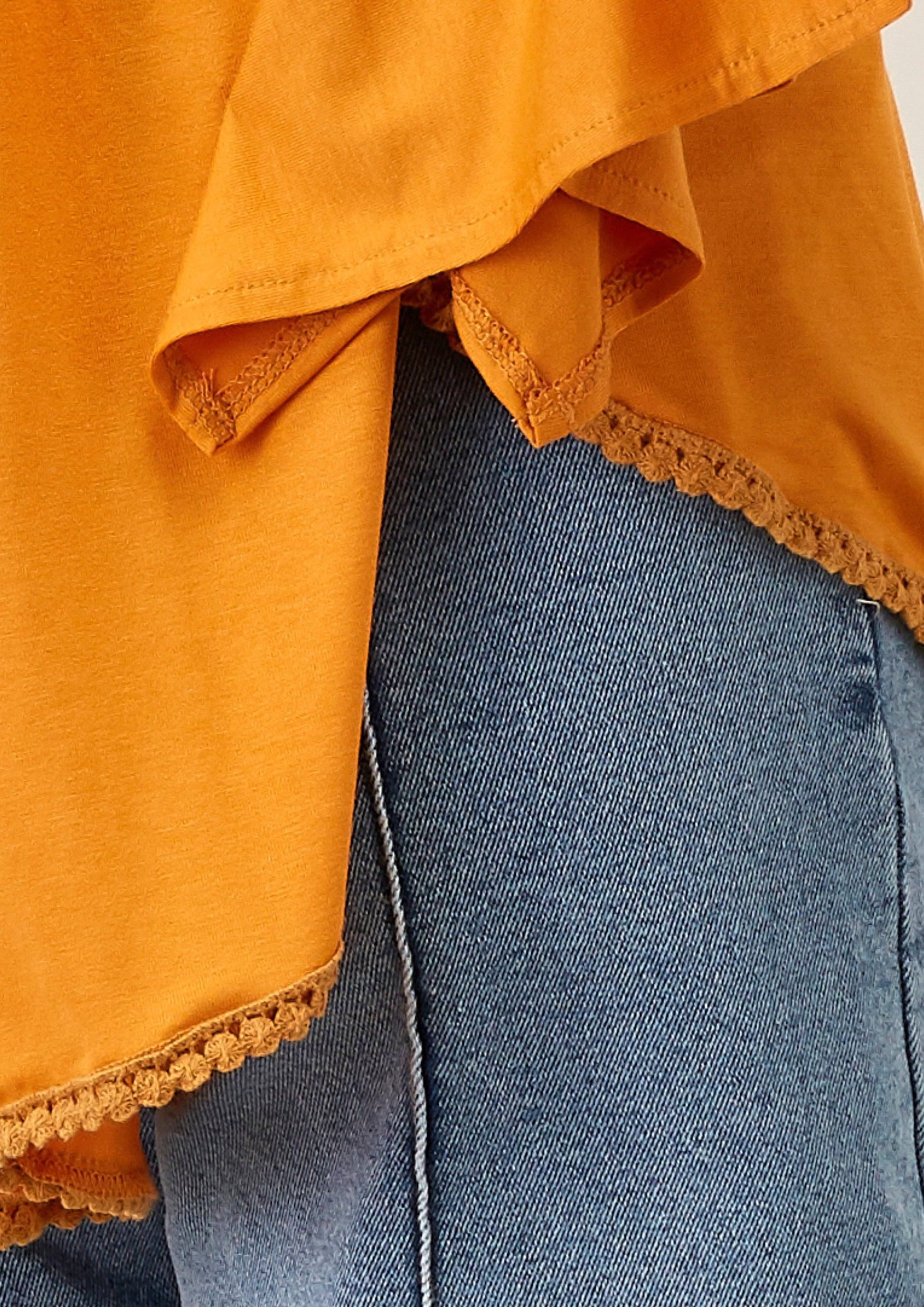 Blusa elasticizzata off-shoulder con maniche a volant