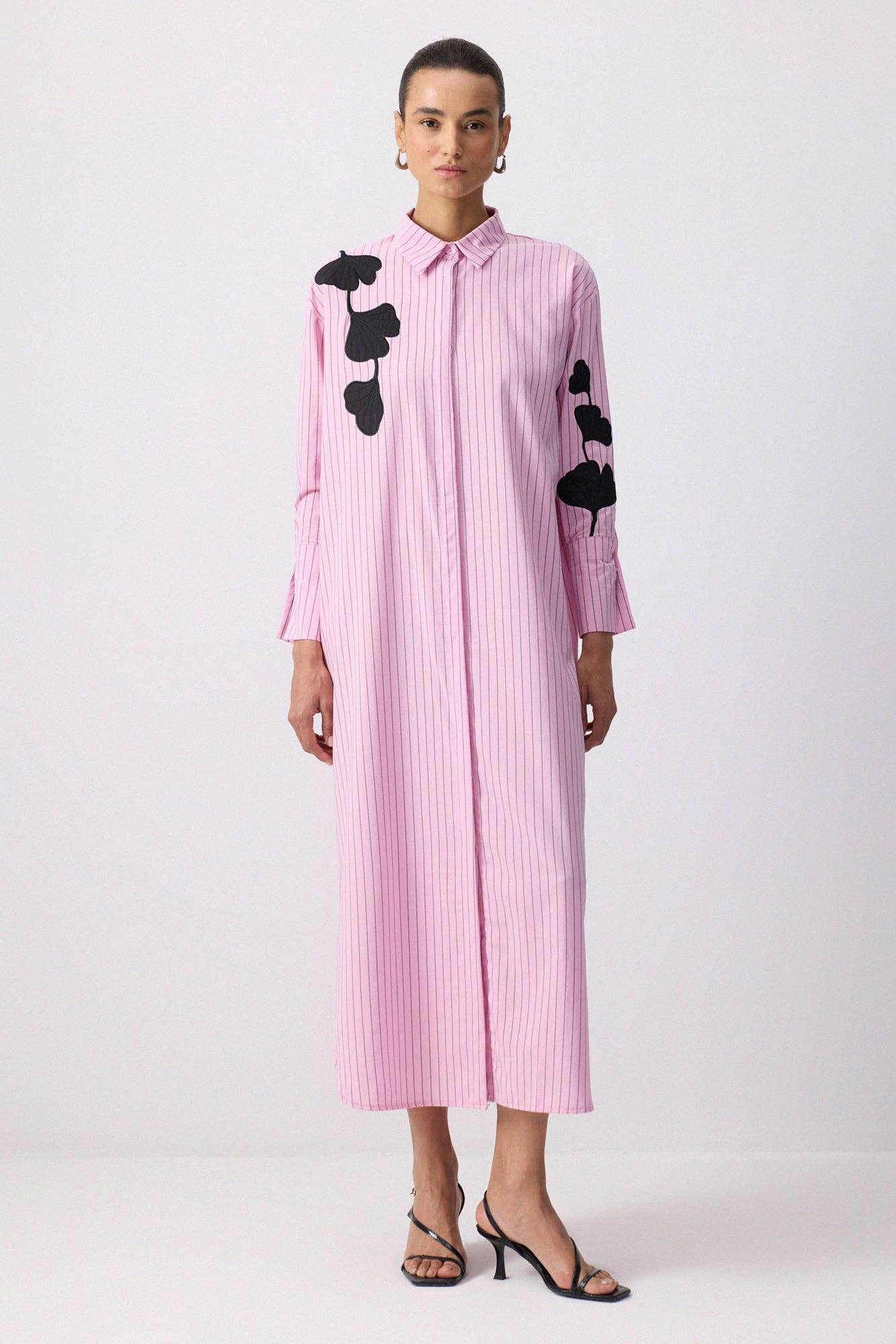 Abito camicia maxi a righe rosa con ricamo floreale