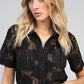 Camicia in pizzo nero con colletto e maniche corte