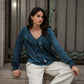 Blusa floreale con volant e scollo a V