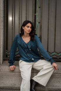 Blusa floreale con volant e scollo a V