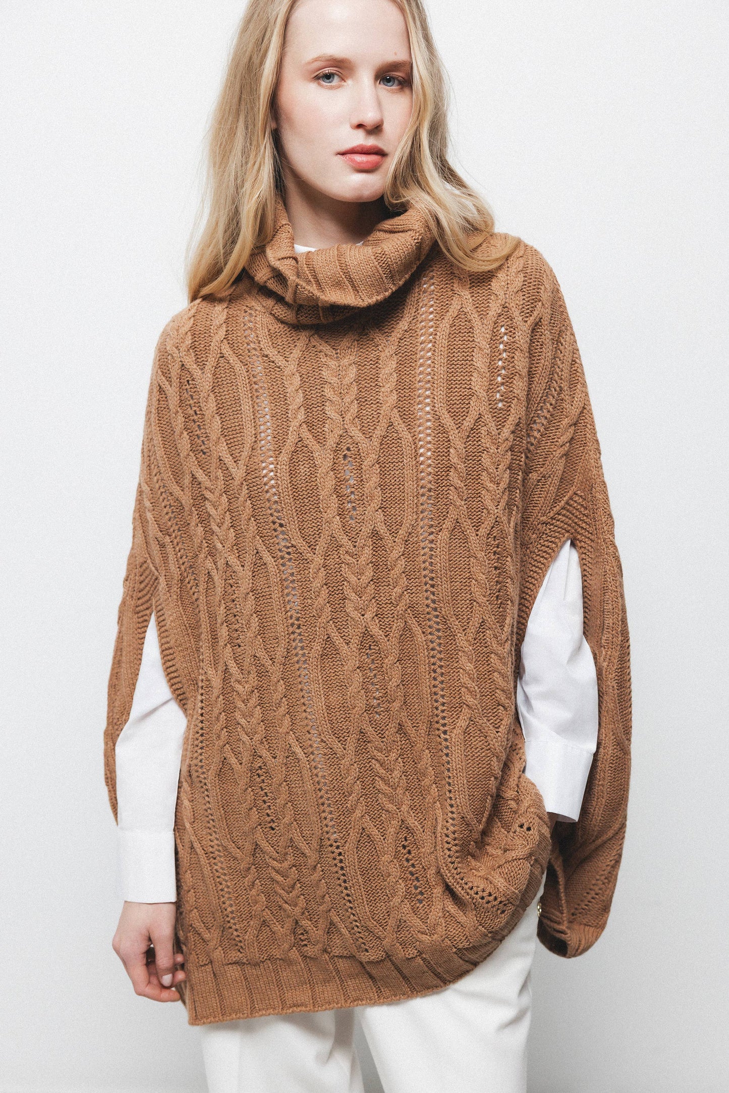 Poncho in maglia strutturata con collo alto