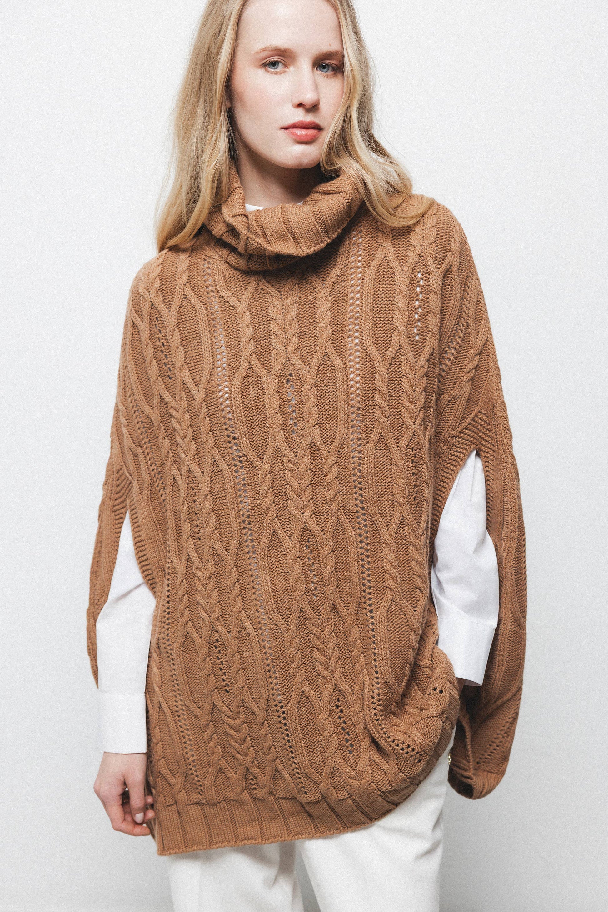 Poncho in maglia strutturata con collo alto