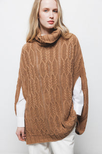Poncho in maglia strutturata con collo alto