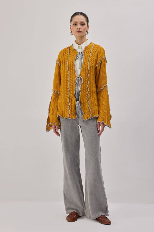 Cardigan in maglia senape con cintura a contrasto
