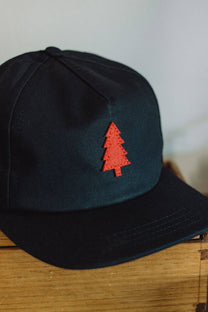 Cappellino Navy con Patch Albero e Visiera Piatta