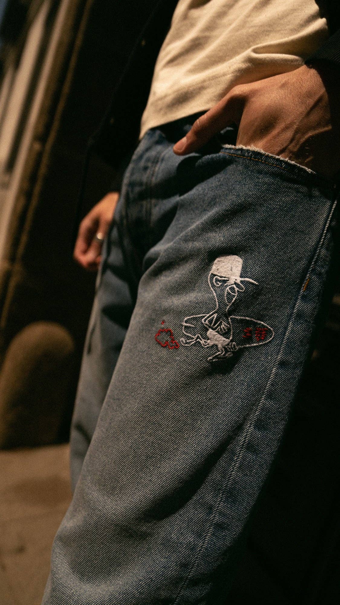 Jeans in denim di cotone organico con ricamo