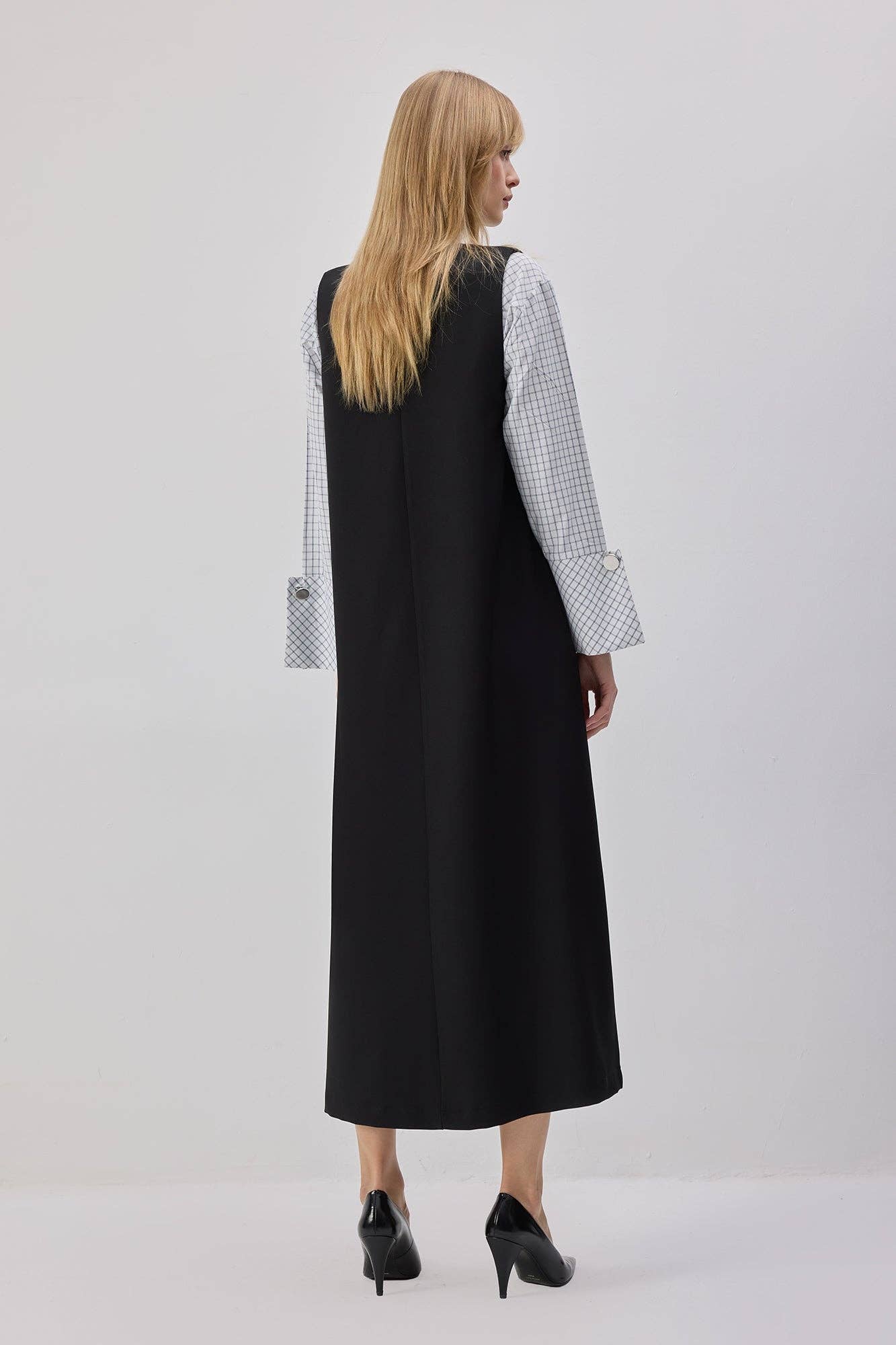 Abito pinafore nero con scollo a V