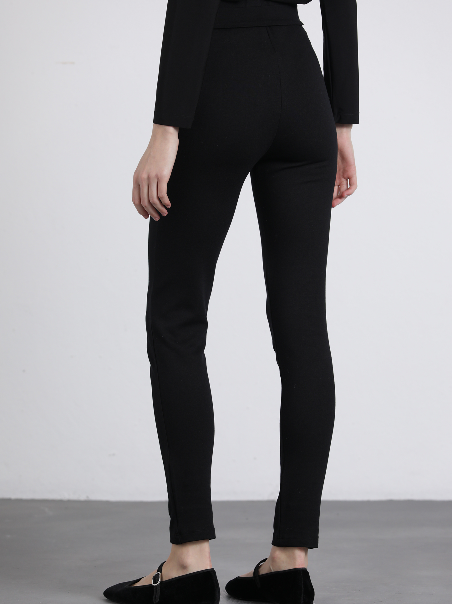 Pantaloni slim a vita alta con cintura e fibbia