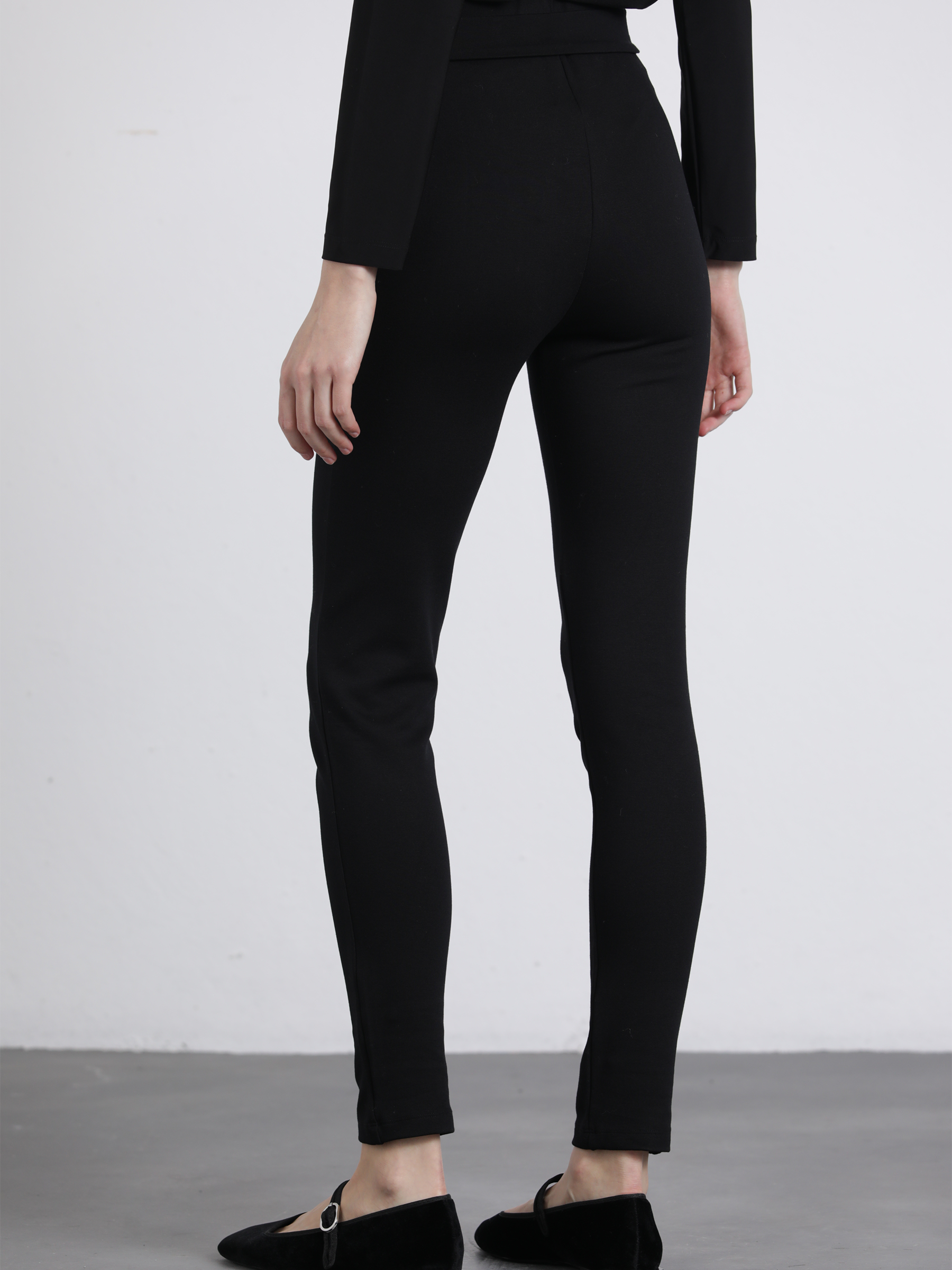 Pantaloni slim a vita alta con cintura e fibbia
