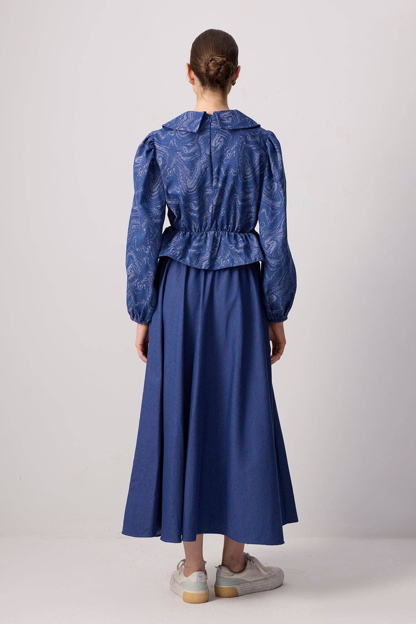Completo in denim con tunica e gonna a fantasia