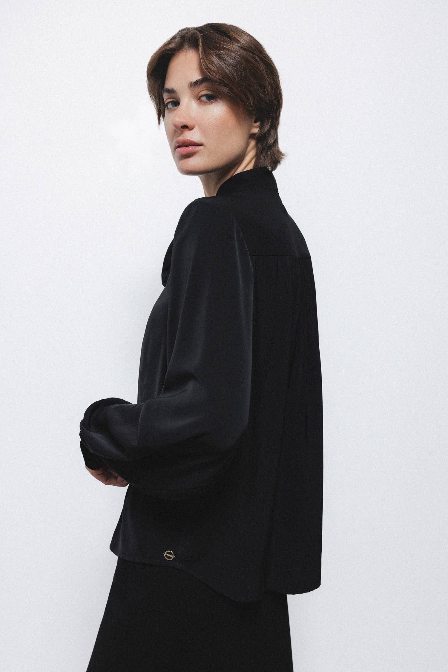 Blusa nera con fiocco al collo