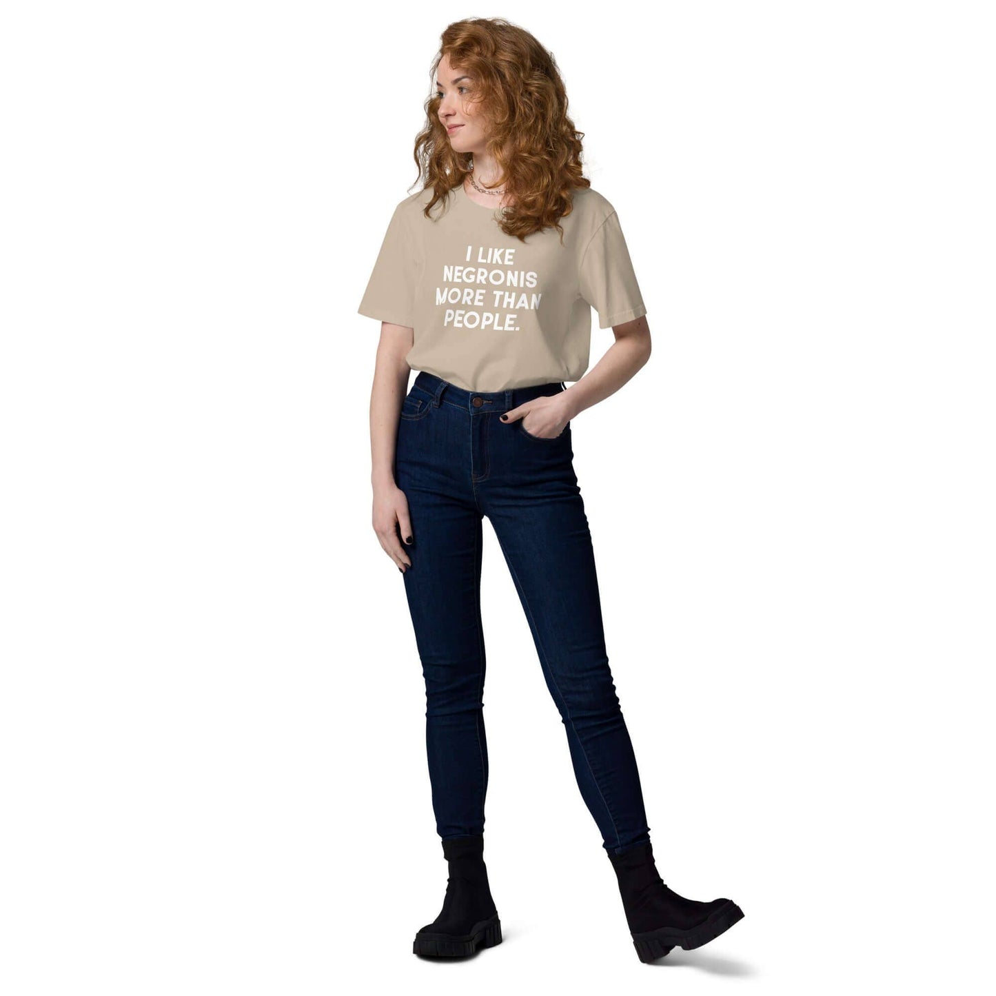 T-shirt unisex in cotone biologico con scritta “I Negronis mi piacciono più delle persone”