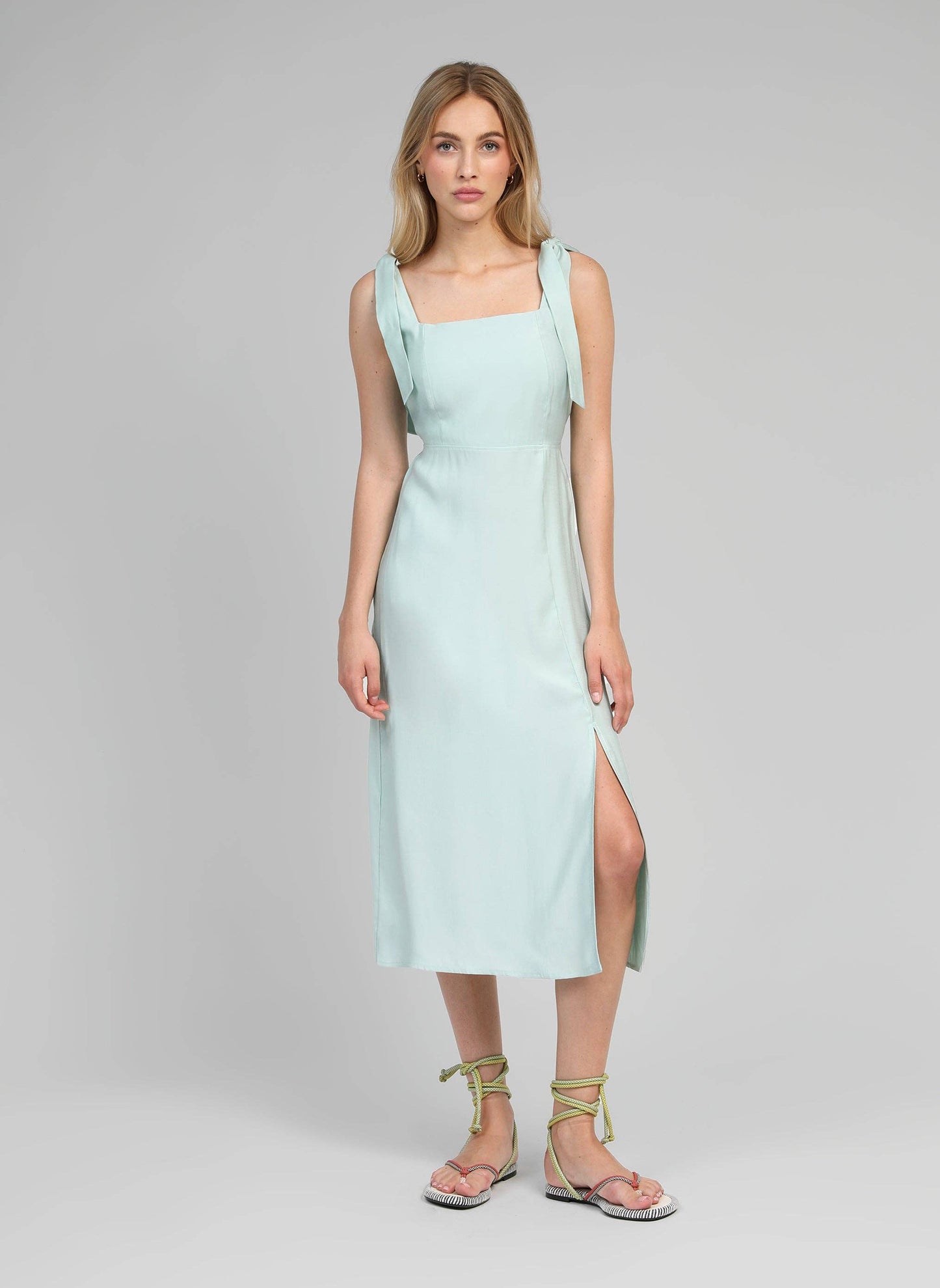 Abito midi Manta color celadon con spalline annodate