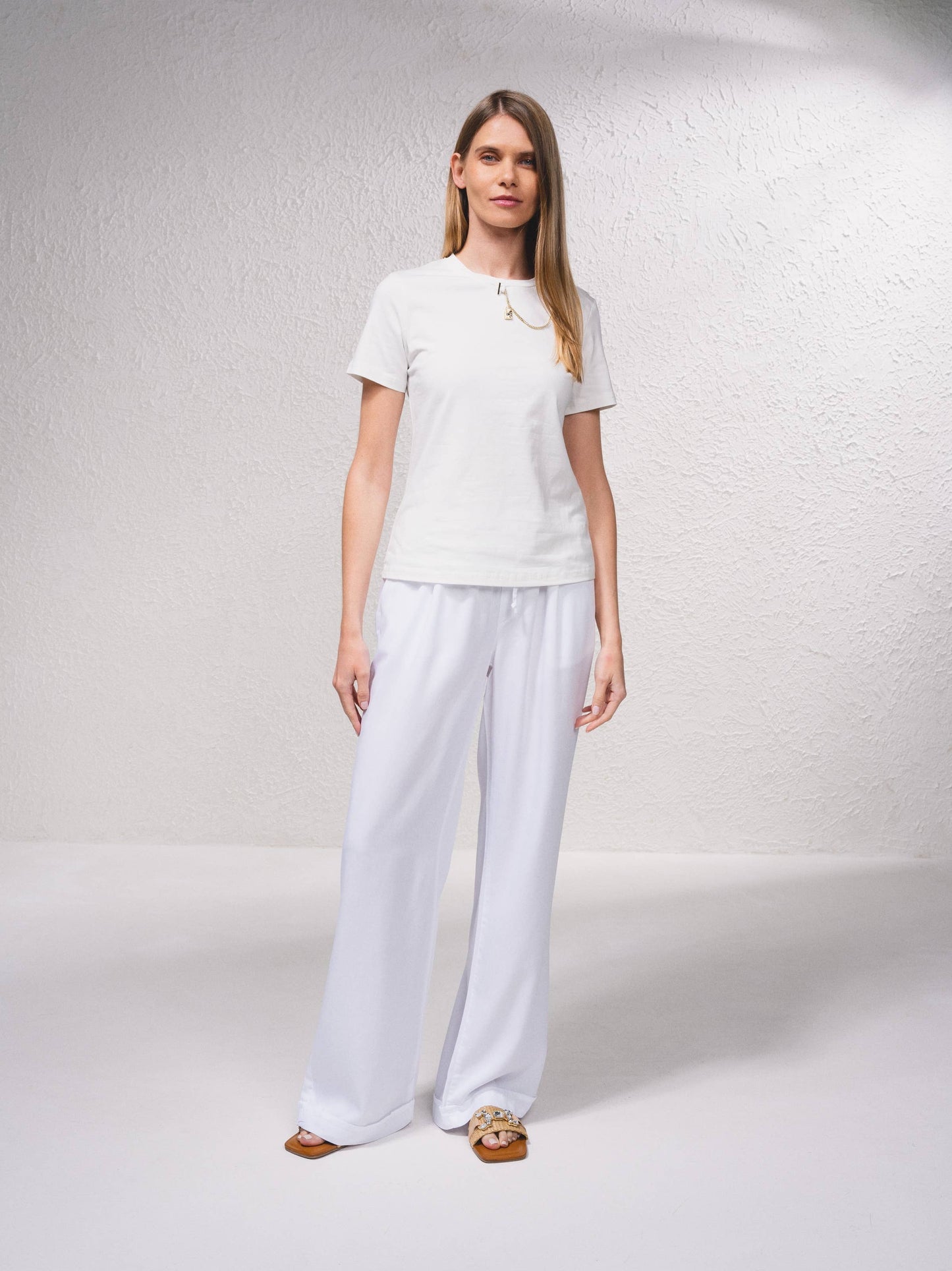 T-shirt basic aderente con catena dorata
