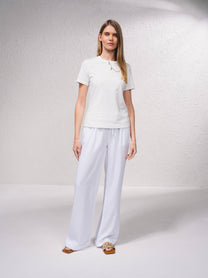 T-shirt basic aderente con catena dorata