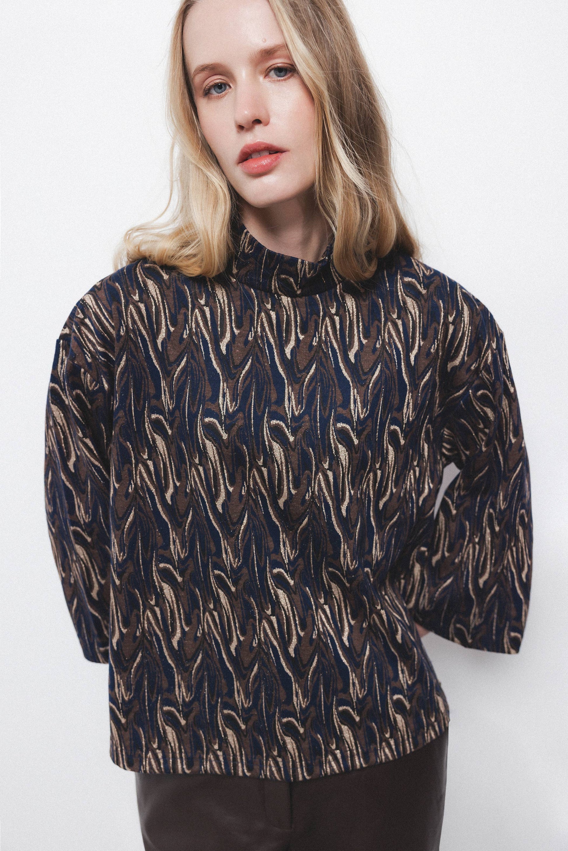 Blusa stampata con collo alto