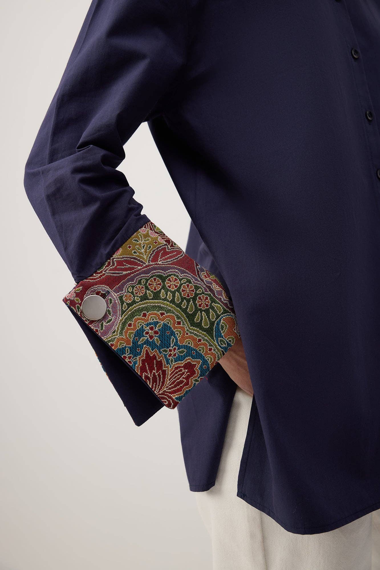 Camicia blu navy con dettagli etnici